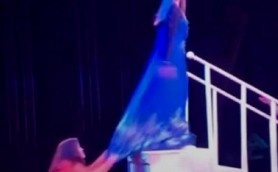 O artistă a rămas fără rochie, chiar în timpul concertului, după ce o femeie a tras de ea